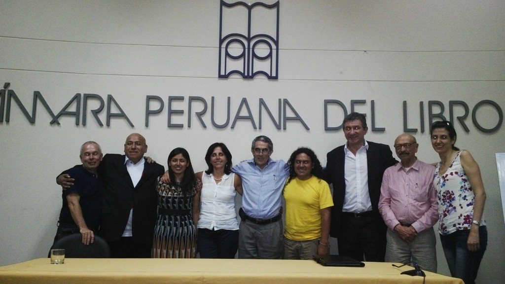 Germán Coronado (al centro), flanqueado por la nueva directiva de la Cámara Peruana del Libro.