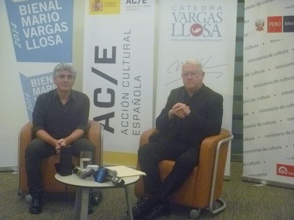 Juan Bonilla (España), ganador de la I Bienal de Novela Mario Vargas Llosa, acompañado de J.J. Armas Marcelo, director de la Cátedra Vargas Llosa. Foto: Lima Gris