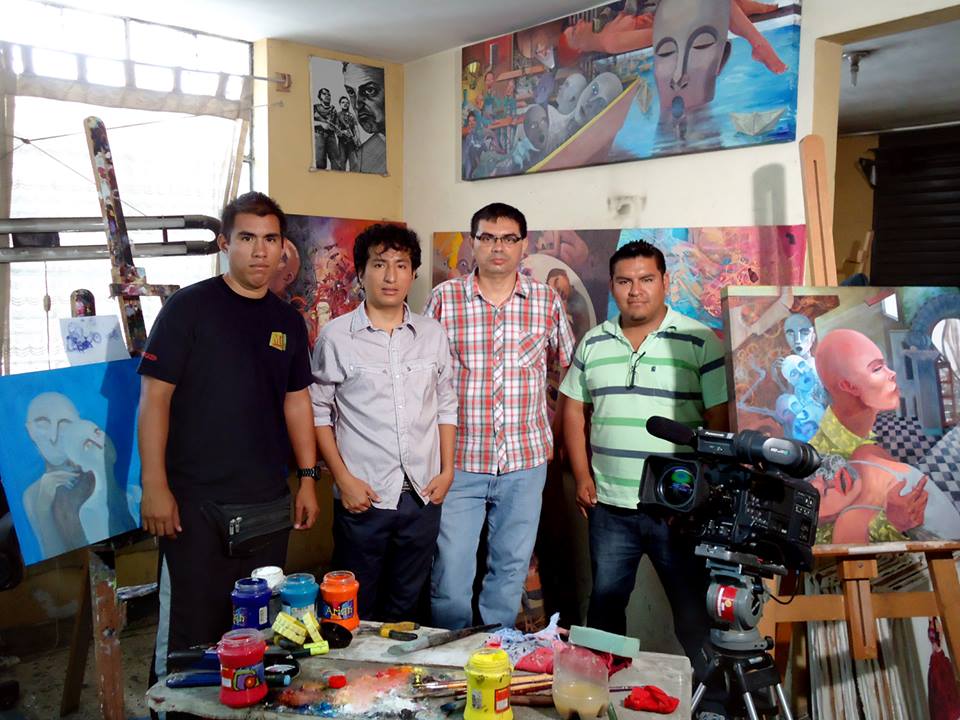 El pintor en su taller, durante una entrevista periodística.