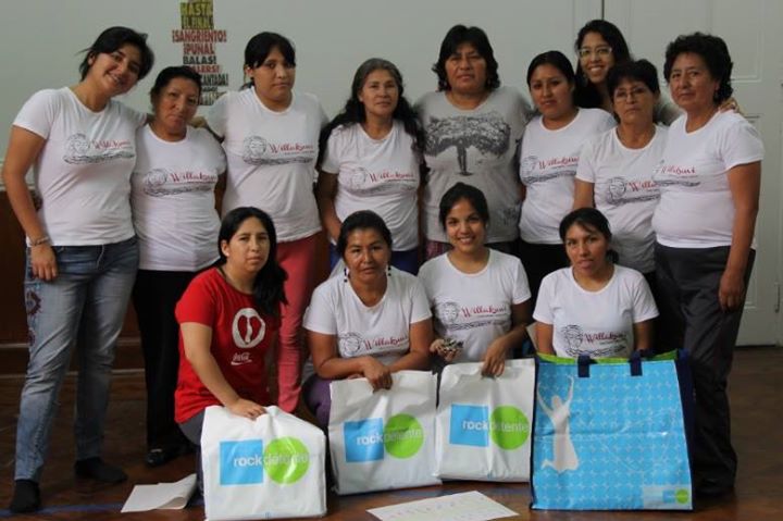 Socióloga Lucía Carranza (parte inferior al centro, de polo blanco), rodeada del equipo de participantes de Willakuni. (Foto: Facebook)