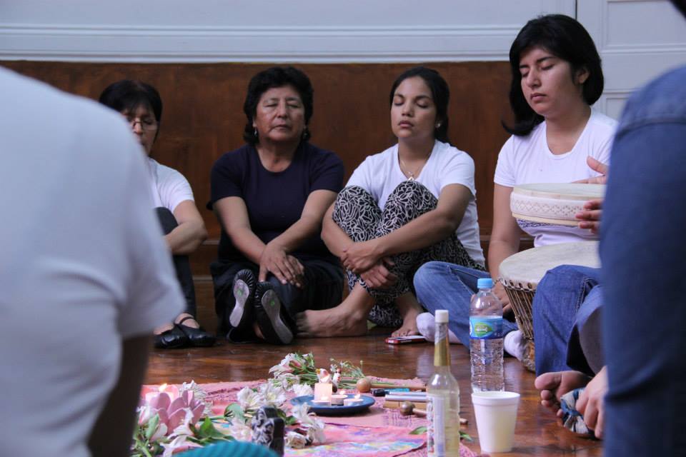 La joven y talentosa socióloga (al centro), en una de las sesiones de Willakuni (Foto:: Facebook).