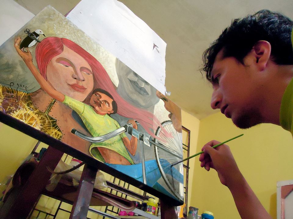 Javier Ramos Cucho trabajando en su taller.